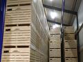 Houten bewaarkisten in de koelcel